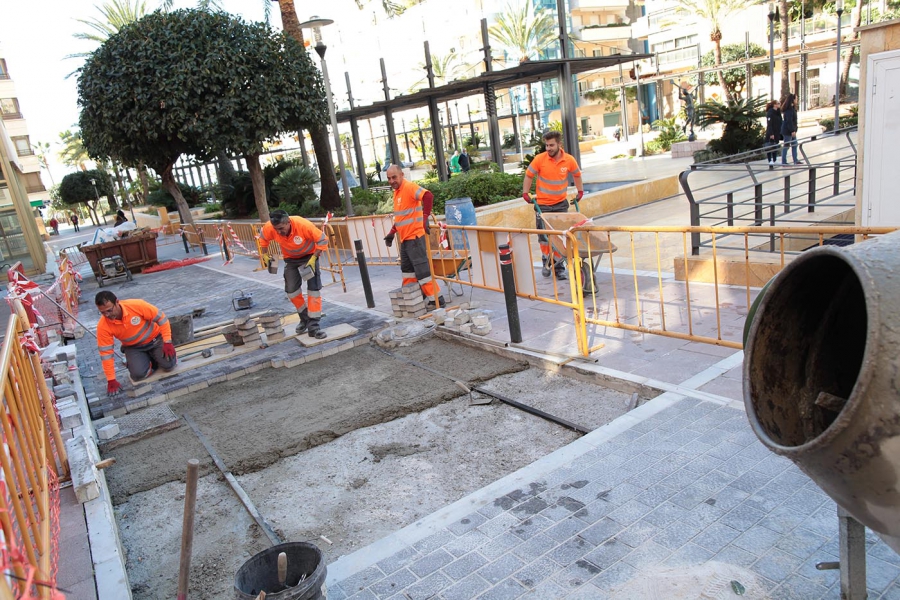 El Ayuntamiento acomete la reparación de los tramos de calzada de la avenida del Mar afectados por el hundimiento del adoquinado