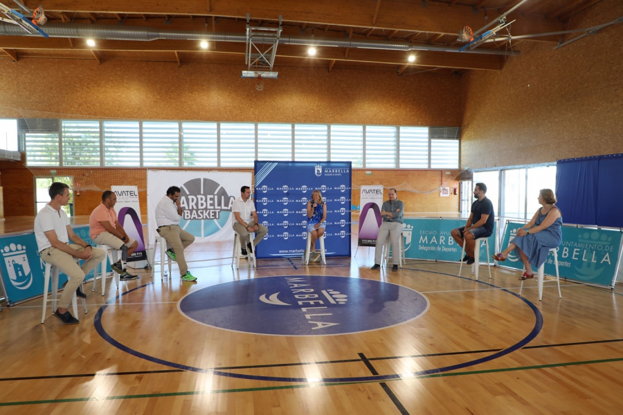 La alcaldesa destaca que el nacimiento del Marbella Basket refuerza la vinculación de la ciudad con el deporte y muestra el respaldo municipal a este club, que contará con cerca de 800 jóvenes