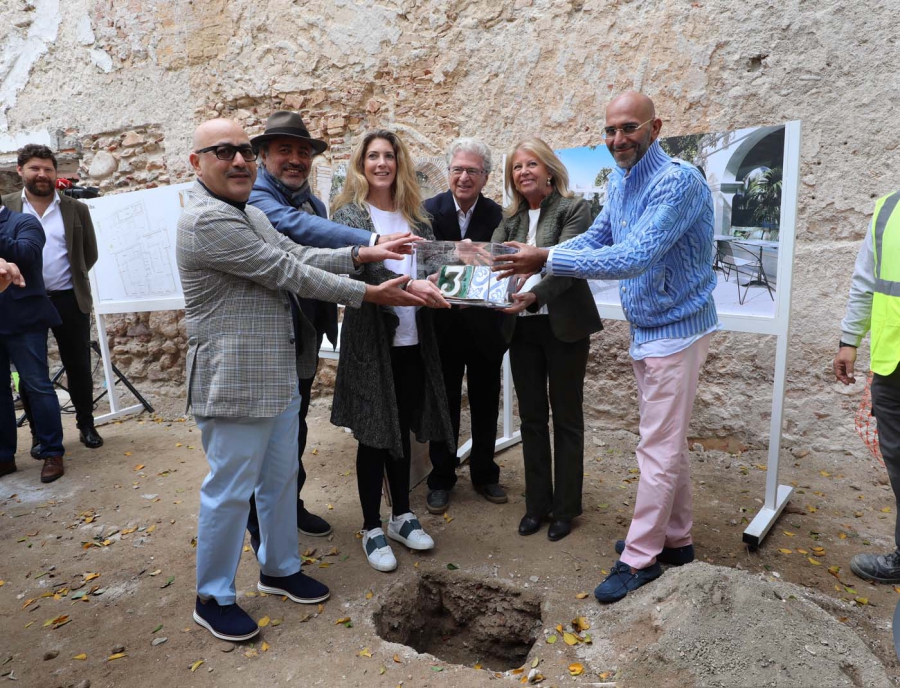 La alcaldesa destaca la “fortaleza” de Marbella como ciudad para invertir en el arranque de las obras de rehabilitación del emblemático edificio La Fonda