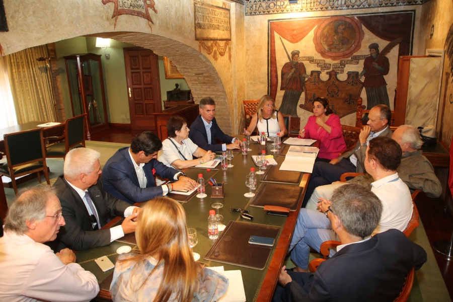 La alcaldesa recibe a la Junta Directiva de la Asociación de Empresarios y Profesionales de Marbella
