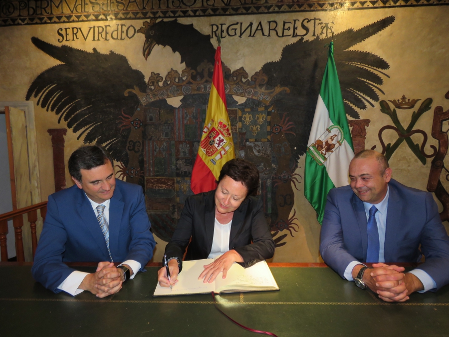 La embajadora de la República Checa firma en el Libro de Honor del Ayuntamiento