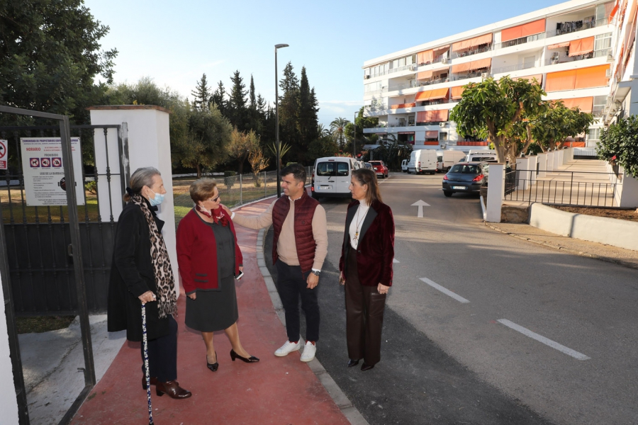 El Ayuntamiento mejora la accesibilidad y la movilidad en la urbanización El Palomar con la creación de un nuevo acerado y la ordenación de las plazas de aparcamiento