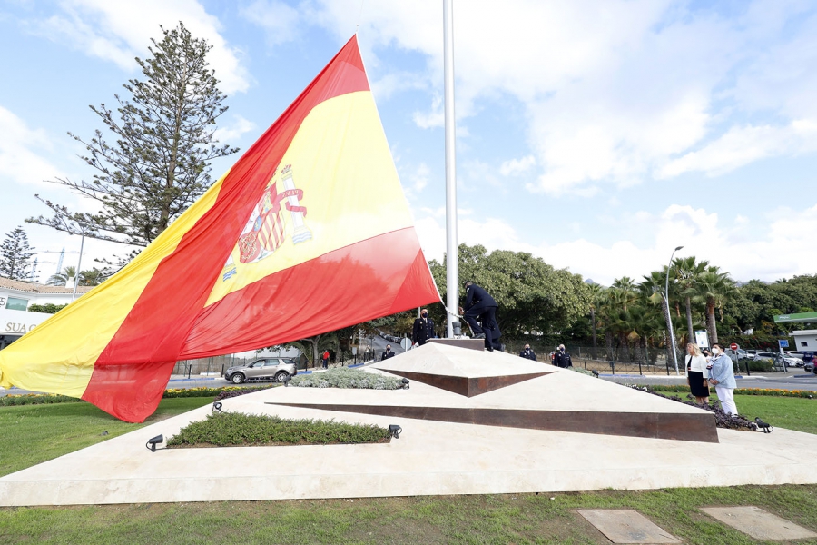 El Ayuntamiento rinde homenaje a las víctimas del Covid con una izada de la bandera nacional instalada en la rotonda del bulevar Príncipe Alfonso de Hohenlohe