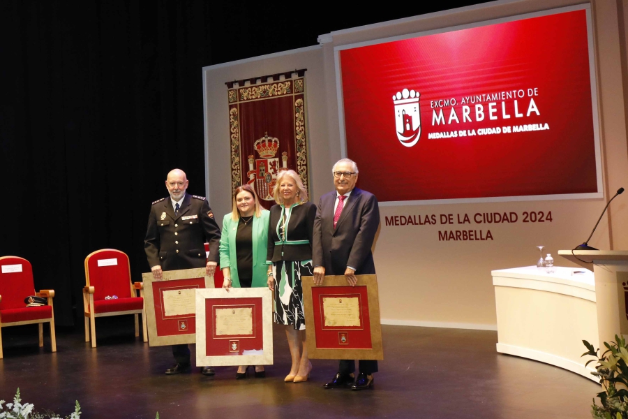 Marbella entrega las Medallas de la Ciudad a la Comisaría de la Policía Nacional, a la UD San Pedro y a la Hermandad Nuestra Señora del Carmen “por encarnar los valores de valentía, compromiso y entrega”
