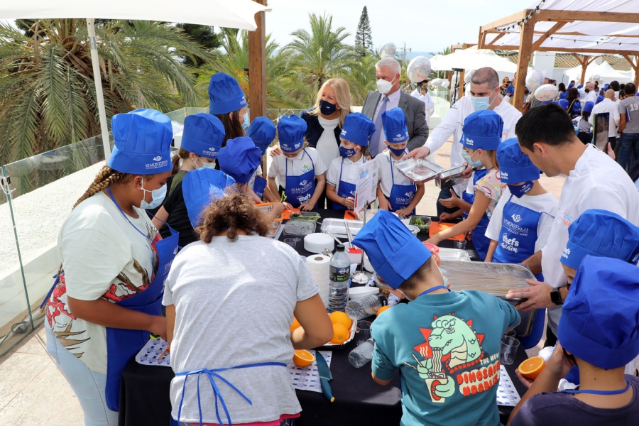 La alcaldesa destaca la importancia de que alta gastronomía y solidaridad vuelvan a citarse en Marbella para la celebración de ‘Chefs For Children’, donde participan 29 chefs con estrellas Michelin y 150 escolares de la ciudad