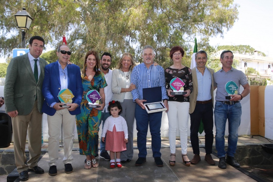 El Ayuntamiento reconoce la contribución a la ciudad de los negocios de Las Chapas durante la entrega de los Premios del Comercio