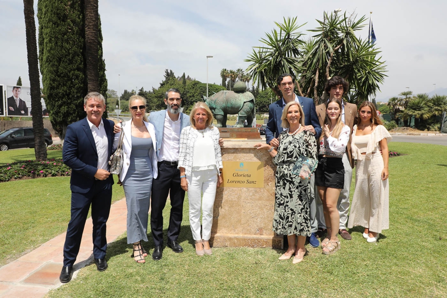 El Ayuntamiento reconoce a Lorenzo Sanz “por su labor de promoción y su compromiso continuado con Marbella” asignando su nombre a la glorieta de la avenida Naciones Unidas de Puerto Banús