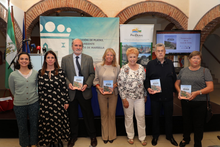 La alcaldesa subraya la importancia de la difusión de la riqueza medioambiental de Marbella en la presentación de la guía editada por Produnas