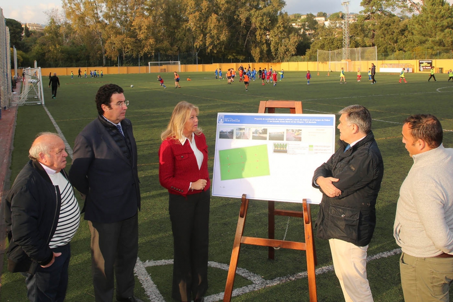 El Ayuntamiento realizará la sustitución del césped artificial y obras de mejora en el Campo de Fútbol 11 del Estadio Santa María de Las Chapas con una inversión de más de 400.000 euros