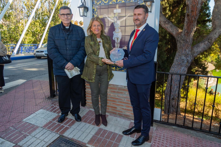 El Ayuntamiento homenajea a la Cofradía del Cristo del Amor con motivo de su 75 aniversario con la inauguración de un mosaico conmemorativo