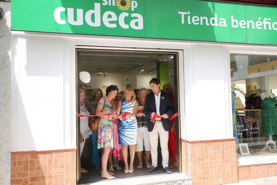 La alcaldesa destaca “la magnífica labor que desarrolla la asociación Cudeca en toda la Costa del Sol” en la apertura de su nueva tienda en San Pedro Alcántara