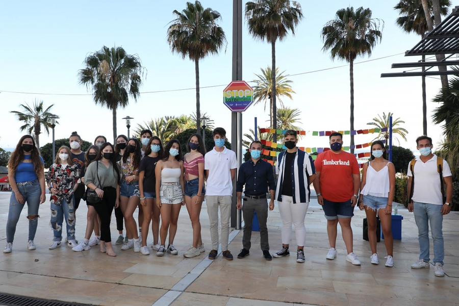 Marbella coloca en la avenida del Mar la señal ‘Stop LGTBIfobia’ en apoyo al colectivo LGTBI