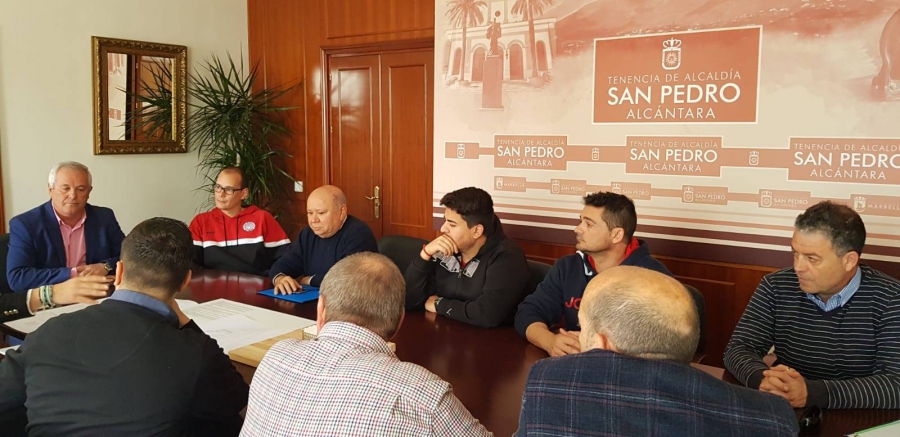 La Tenencia de Alcaldía de San Pedro Alcántara ha mantenido una reunión con clubes deportivos para informarles sobre el proyecto básico del nuevo pabellón cubierto