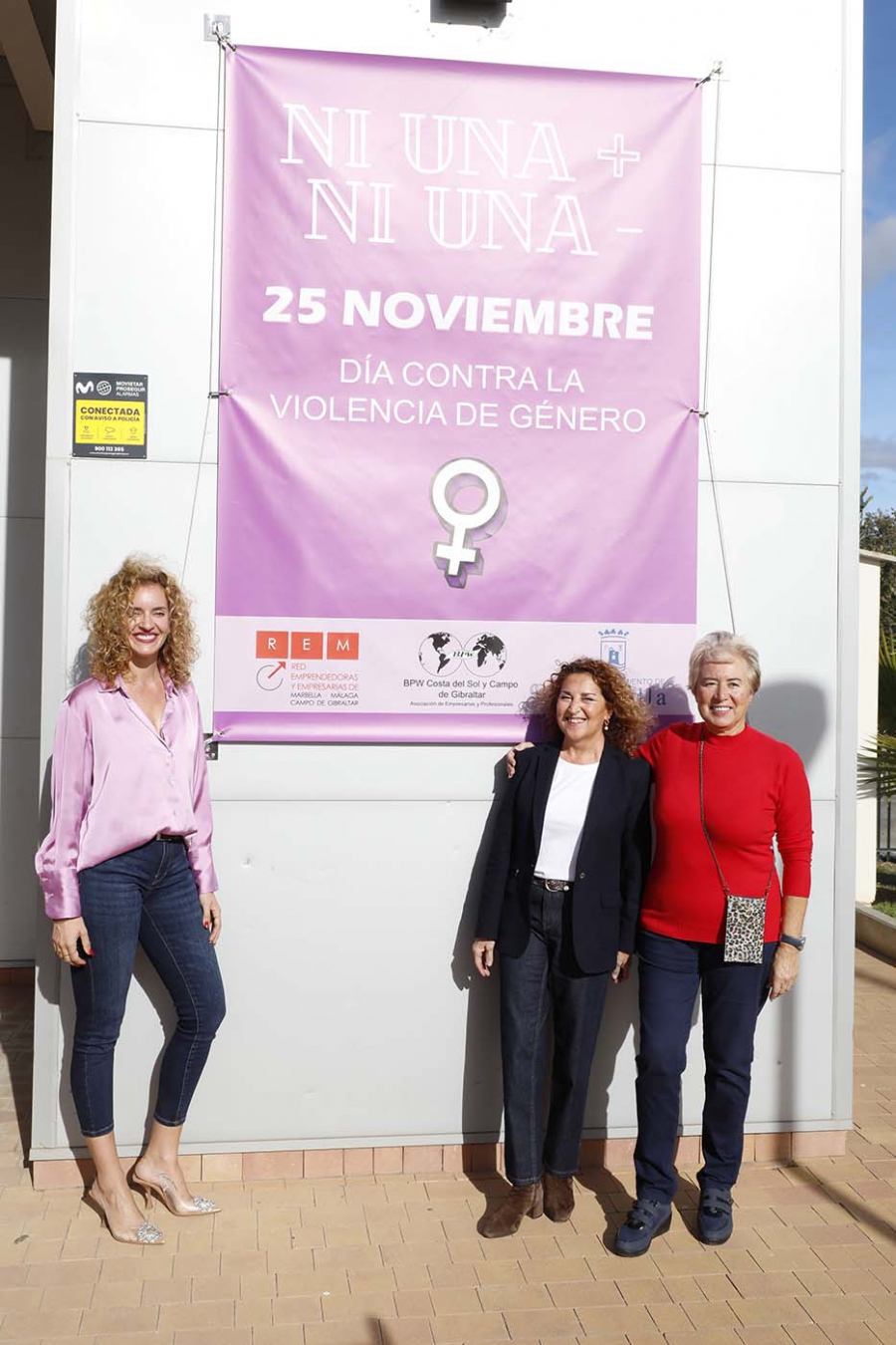 La Red de Emprendedoras de Marbella se suma a los actos conmemorativos del 25N e instala en su sede una pancarta para concienciar contra la violencia hacia las mujeres