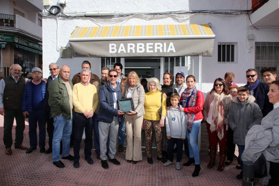 El Ayuntamiento rinde homenaje al peluquero Félix Guirado por sus 62 años de trayectoria profesional, la mitad de ellos en su negocio de Divina Pastora