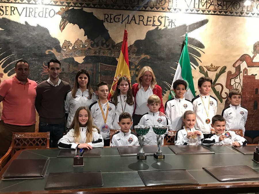 La alcaldesa recibe al judoca Javier Suárez y a alumnos de la escuela de kárate Olympic Marbella tras sus recientes éxitos deportivos