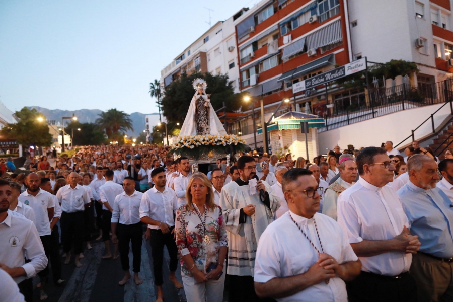 La alcaldesa acompaña a la Virgen del Carmen en su tradicional procesión marítima y terrestre