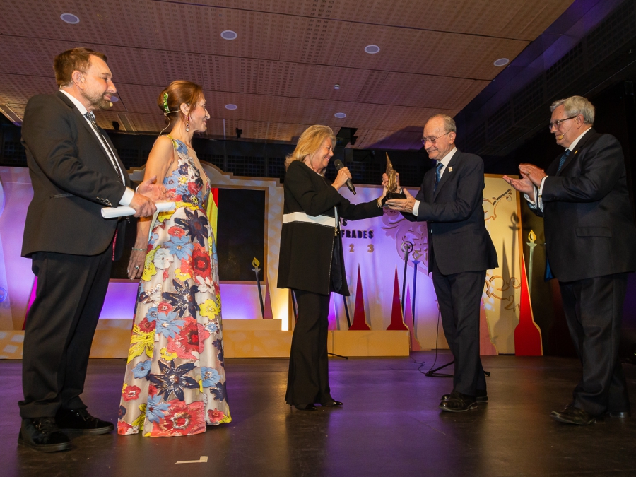 La alcaldesa asistió a los XV Premios Cofrade y entrego un galardón al alcalde de Málaga, Francisco de la Torre