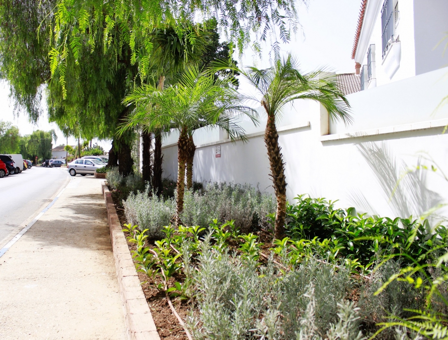 El Ayuntamiento concluye la renovación y modernización de un kilómetro de jardineras en la avenida Gustavo Adolfo Bécquer de Nueva Andalucía