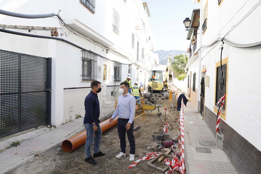 Las obras de saneamiento de la calle Postigo superan el ecuador de su ejecución y podrían estar finalizadas a principios de julio