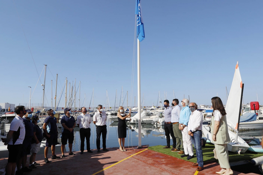 Marbella luce desde hoy las seis banderas azules logradas esta temporada por cinco playas y el Puerto Deportivo