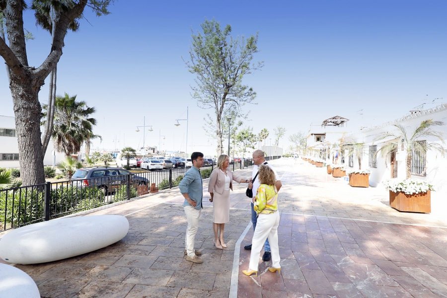 El Ayuntamiento finaliza las obras de remodelación de la calle Fuengirola, que se integra en el Paseo Marítimo