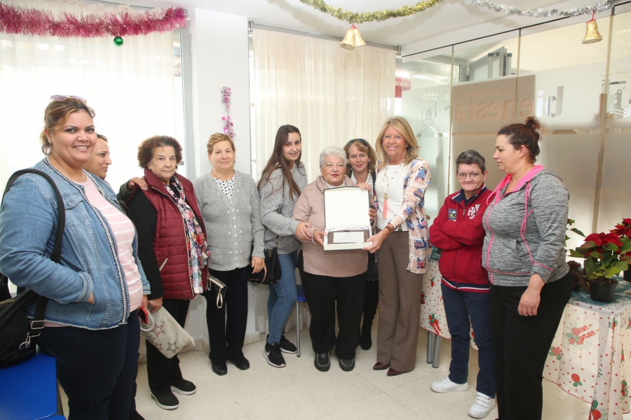 La alcaldesa reconoce la labor profesional de la trabajadora municipal jubilada María Oliva García