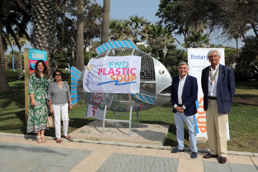 El Ayuntamiento colabora con el Rotary Club en la instalación en el Paseo Marítimo de San Pedro de una escultura funcional con forma de pez gigante en la que depositar residuos plásticos