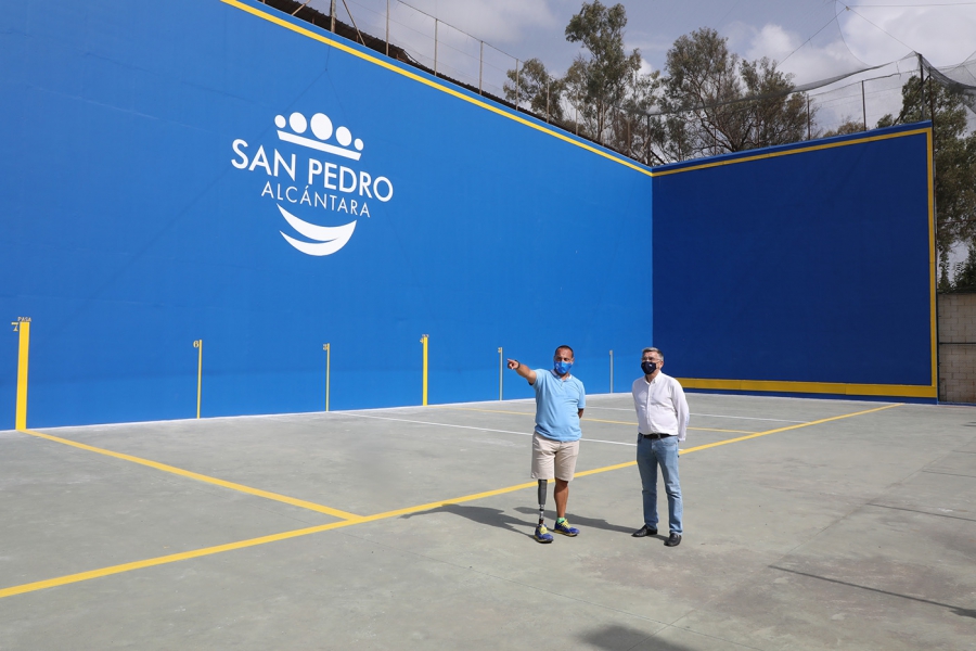 El Ayuntamiento finaliza las obras de remodelación integral de la pista de frontón del complejo deportivo Elena Benítez de San Pedro Alcántara
