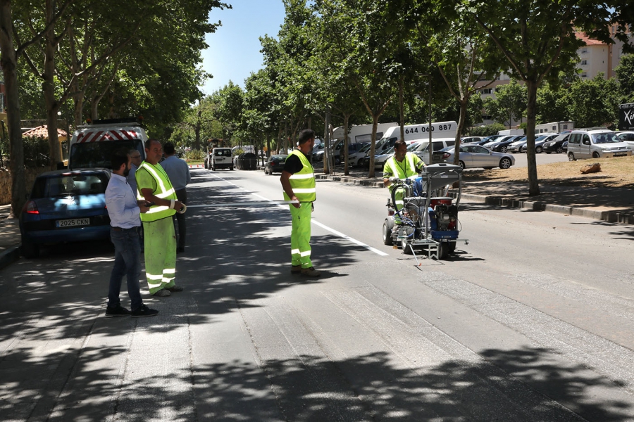 El Ayuntamiento acomete trabajos de señalización para mejorar la seguridad vial en el entorno del recinto ferial de noche