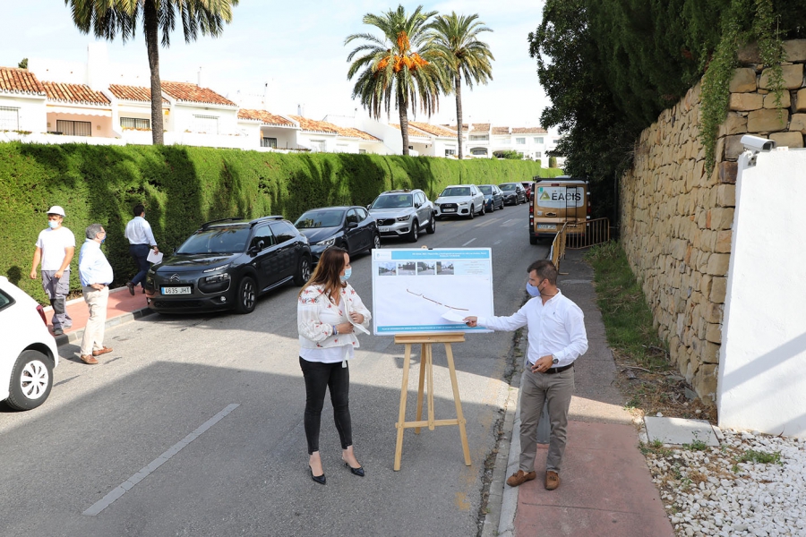El Ayuntamiento mejora la accesibilidad y la iluminación en la calle Las Azaleas de Nueva Andalucía