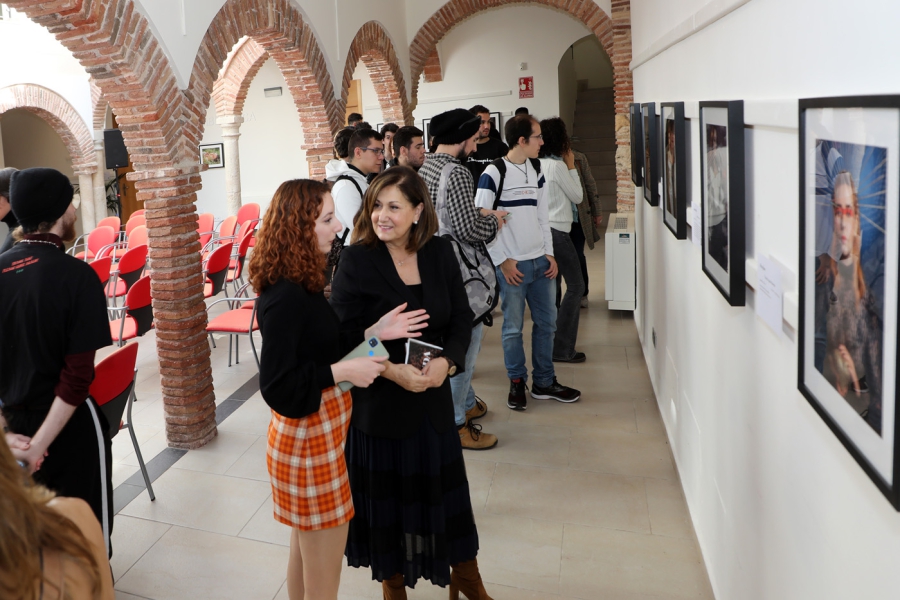El Ayuntamiento cede el espacio expositivo del Hospital Real de la Misericordia al instituto Guadalpín para dar visibilidad a las obras fotográficas de sus alumnos