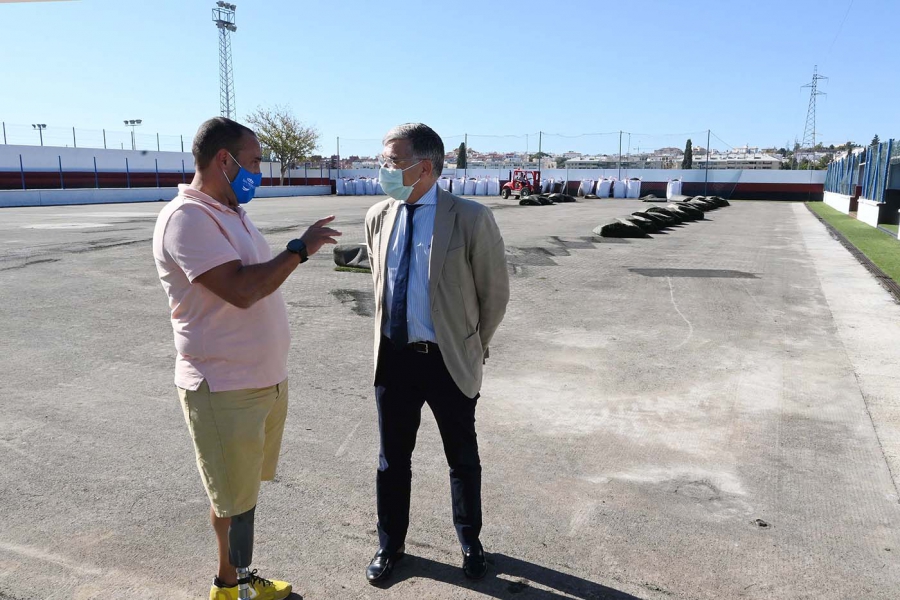 La Tenencia de Alcaldía de San Pedro Alcántara sustituye el césped del campo de fútbol 7 del estadio municipal e instala un nuevo sistema de riego