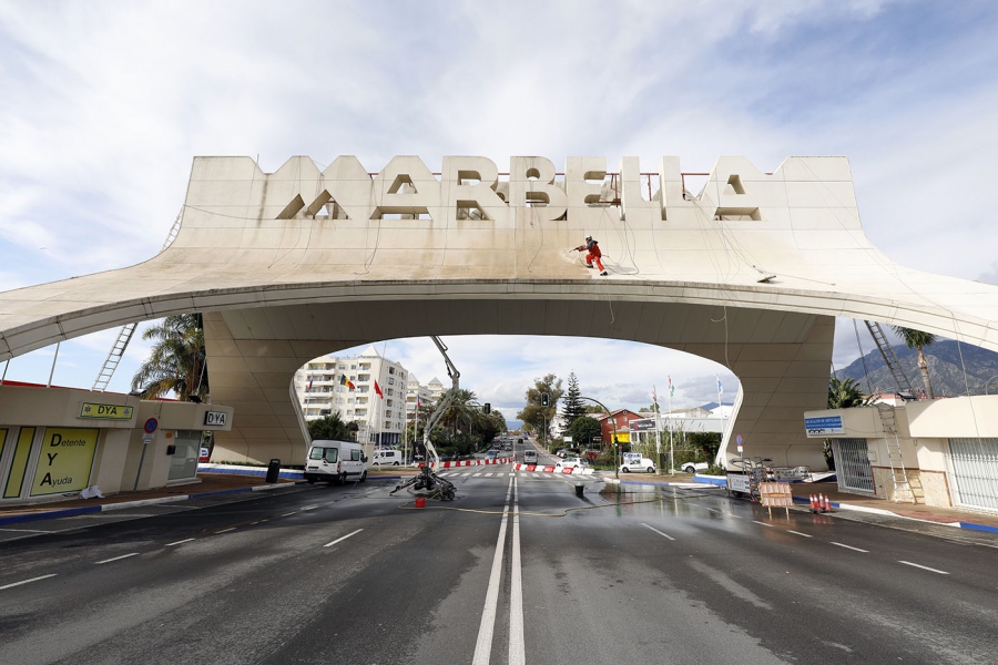 El Ayuntamiento acomete trabajos de limpieza y mantenimiento en el arco de Marbella