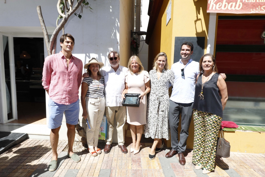 El Ayuntamiento rinde homenaje a la trayectoria profesional y personal de la psicóloga Lola Giner, con una placa en su recuerdo en un pasaje del centro “muy vinculado a su historia con Marbella”
