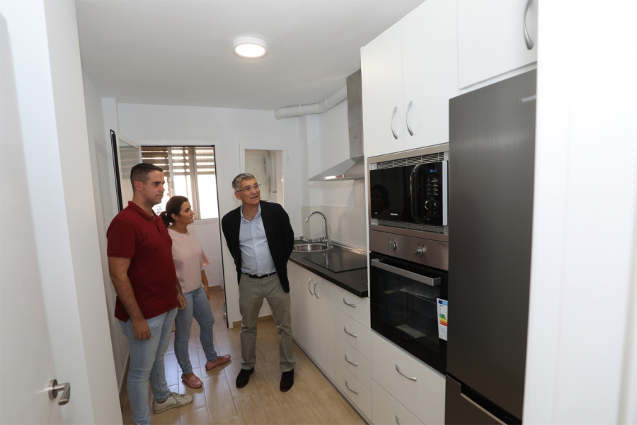 El Ayuntamiento lleva a cabo la reforma integral de dos viviendas tuteladas en San Pedro Alcántara con una inversión cercana a los 100.000 euros