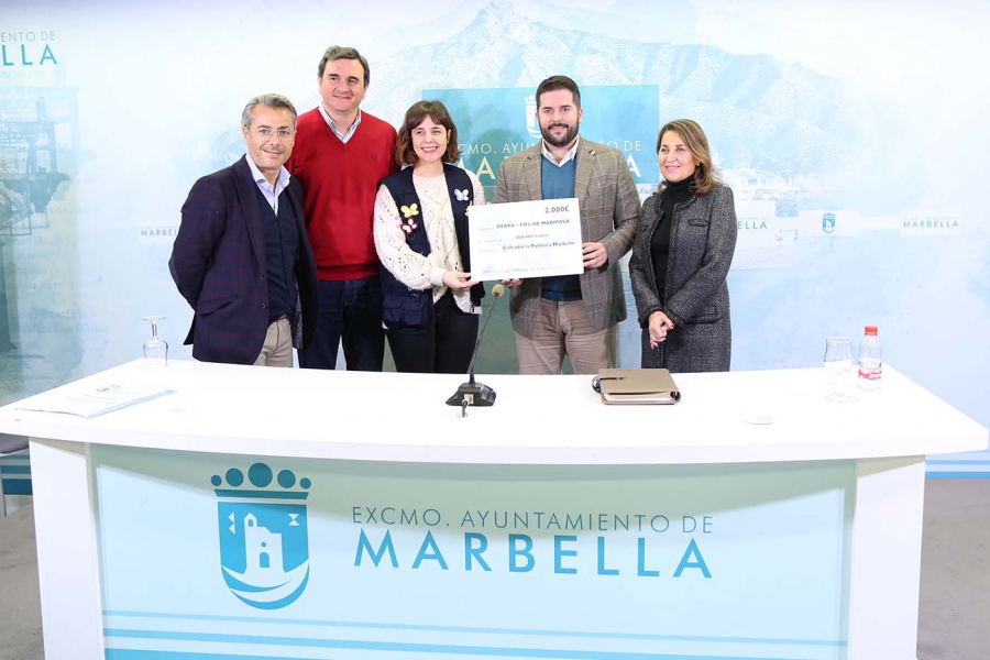 La asociación Debra Piel de Mariposa recibe los 2.000 euros recaudados en la ‘Zambomba Flamenca’ de la Cofradía La Pollinica