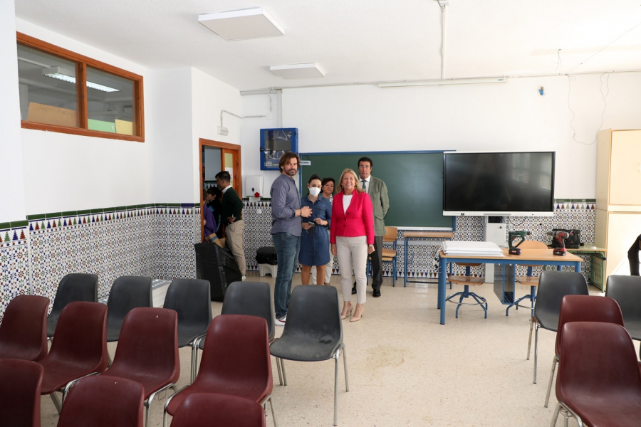 El Ayuntamiento mantiene su apuesta por la mejora y renovación de los centros educativos con una nueva actuación en el colegio Platero para crear una sala de usos múltiples