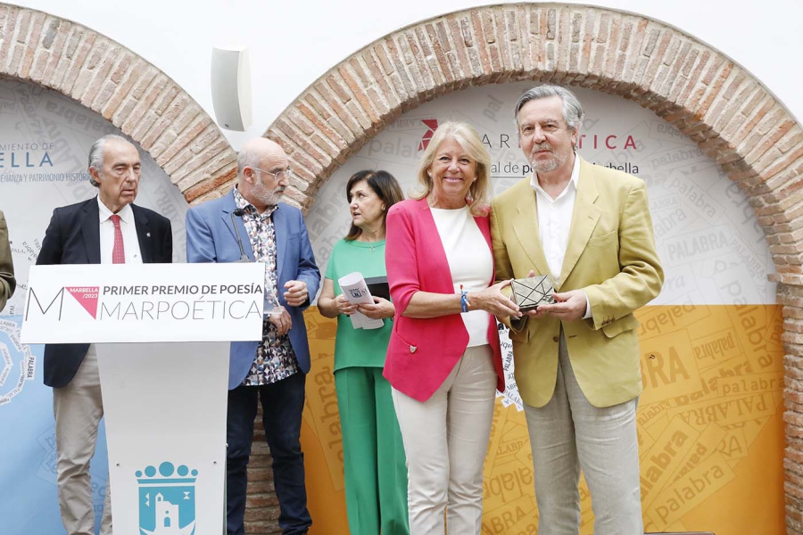 Felipe Benítez Reyes une para siempre su nombre al del Marpoética tras recibir el primer premio de poesía que promueve el festival de Marbella