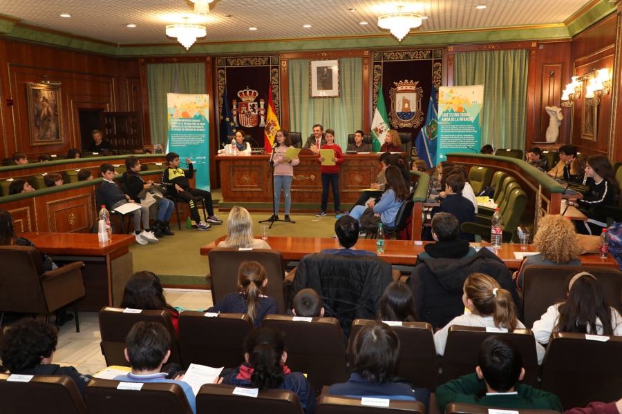 El Salón de Plenos del Ayuntamiento acoge la constitución del V Consejo Municipal de Infancia y Adolescencia, integrado por 70 escolares del municipio