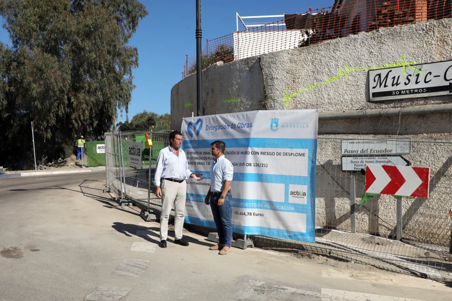 El Ayuntamiento ejecuta de forma subsidiaria un muro de contención en un inmueble de Las Chapas para garantizar la seguridad de los peatones y conductores ante el riesgo de desplome