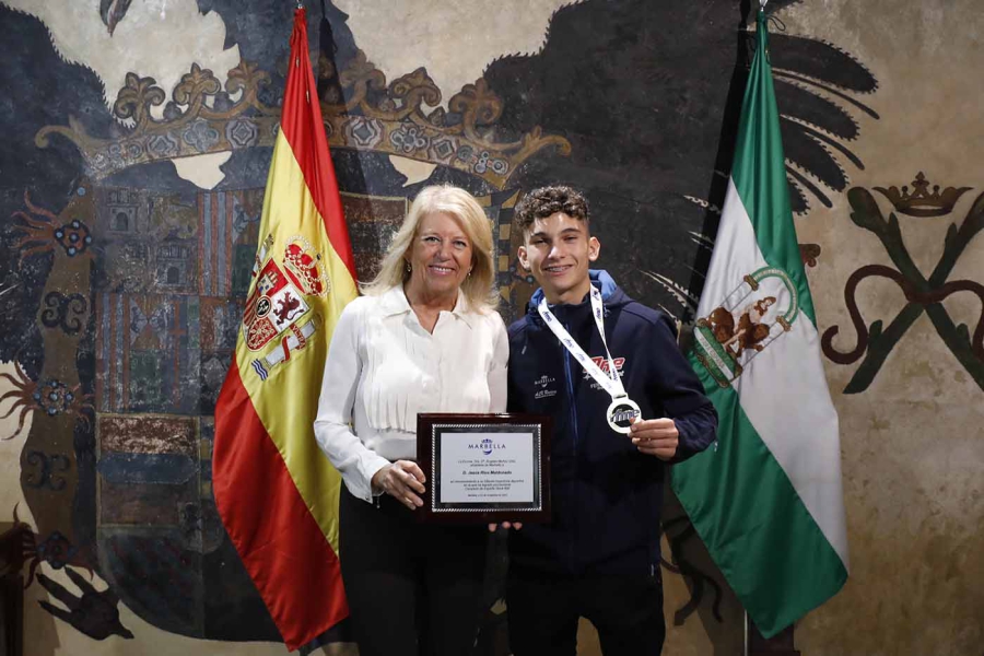 La alcaldesa destaca los éxitos de esta temporada del piloto marbellí Jesús Ríos, campeón de España de Superbike 2023 en categoría Stock600