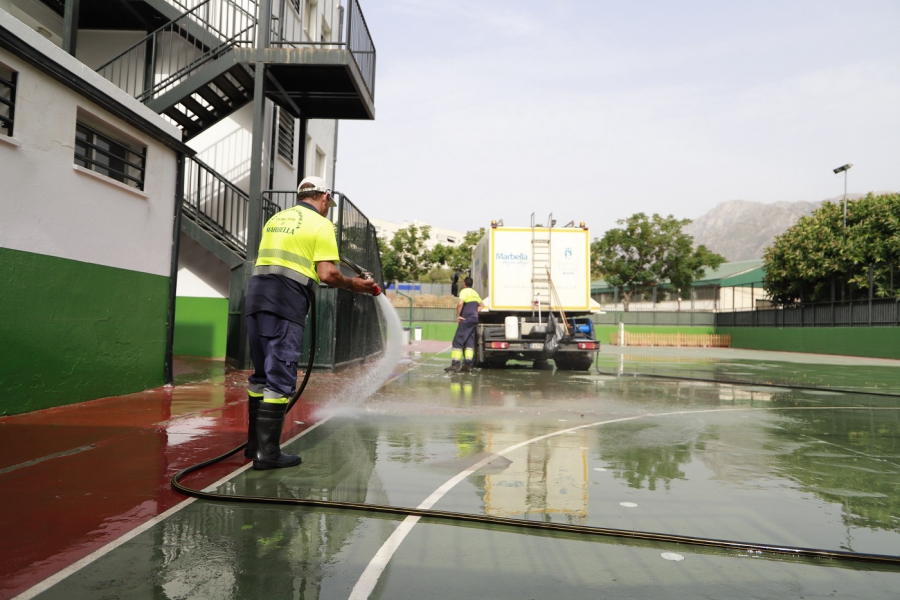 El Ayuntamiento pone a punto una treintena de centros educativos del municipio para el inicio del curso escolar con un dispositivo especial de limpieza