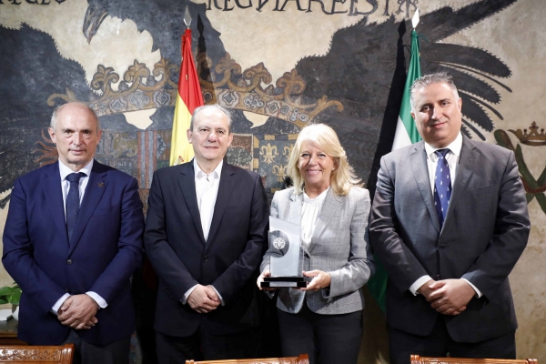 La alcaldesa recibe el Premio Ingenio Ciudad Inteligente 2022 que ha logrado el Ayuntamiento por la implantación de la videovigilancia y su apuesta por un plan de digitalización del municipio