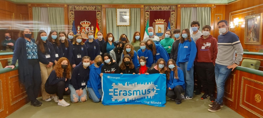 Estudiantes de Irlanda y Bélgica visitan el Ayuntamiento en el desarrollo de un proyecto Erasmus en el que participa el IES Pablo del Saz