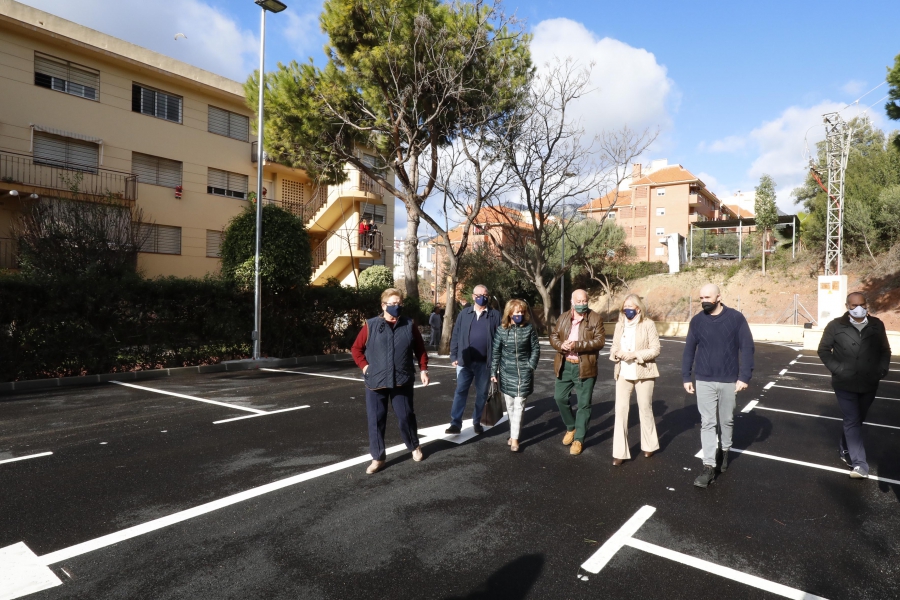El Ayuntamiento culmina el acondicionamiento integral de una parcela en Lomas del Olivar que mejora los servicios y crea más de setenta nuevas plazas de aparcamiento en la zona