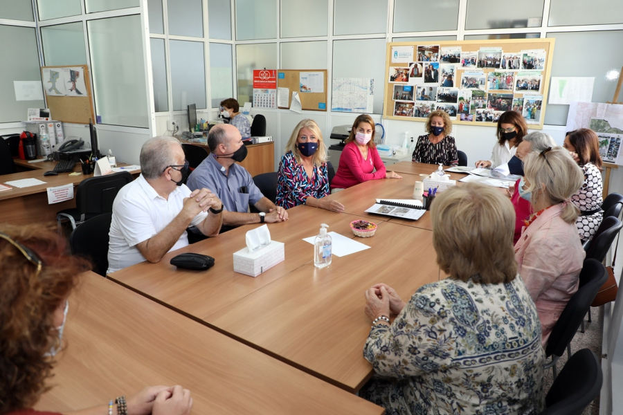 La alcaldesa se reúne con Cáritas de Divina Pastora para informarle sobre el proyecto de construcción de la primera residencia pública de mayores de Marbella
