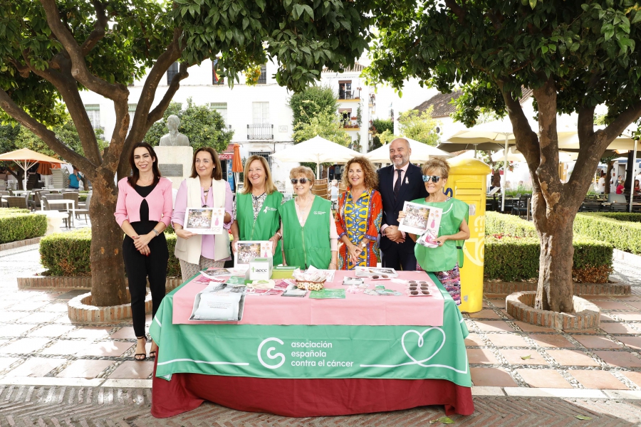Marbella y San Pedro se suman esta semana a la conmemoración del Día Mundial contra el Cáncer de Mama con la iluminación de edificios municipales en color rosa y luciendo su lazo característico en apoyo a la AECC