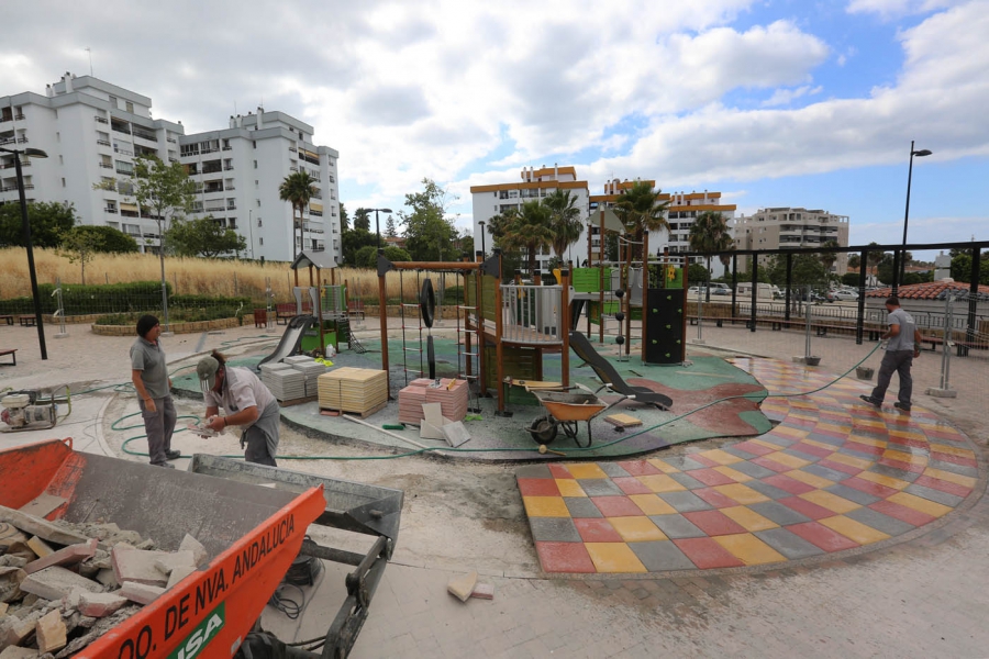 El Ayuntamiento reforma el parque infantil de La Campana con tres nuevas instalaciones de multijuegos y pavimento de seguridad