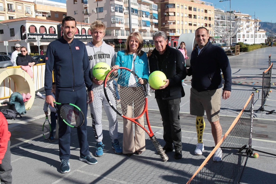 La alcaldesa visita el 'Street Tenis' en el bulevar de San Pedro Alcántara